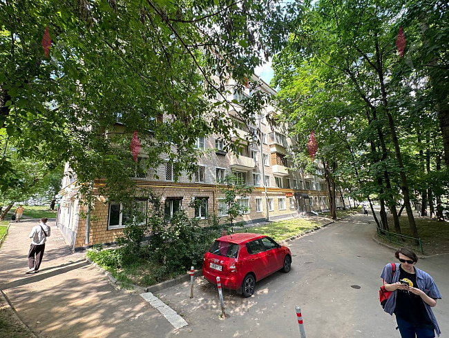Коворкинг расположен в пешей доступности от станции метр...